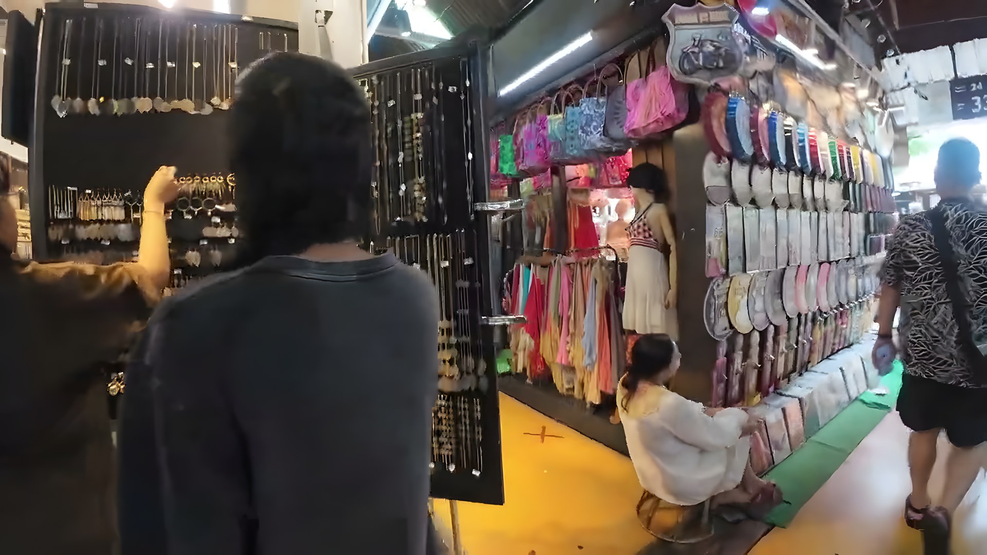 Chatuchak pazarında takı, çanta ve kıyafet satan renkli tezgâhlar