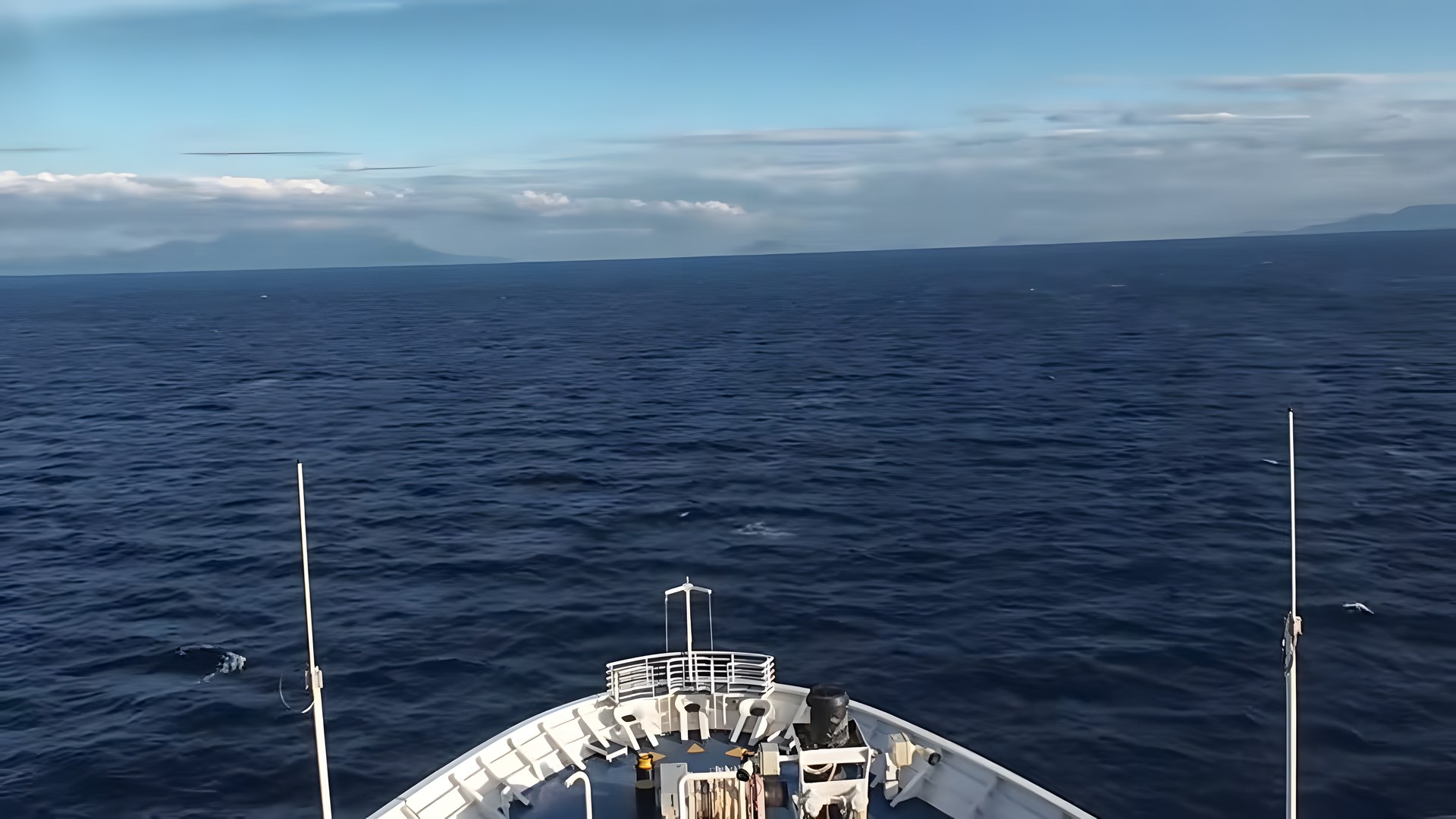 Çeşme'den Rodos'a açık denizde ilerleyen cruise gemisinin pruvası