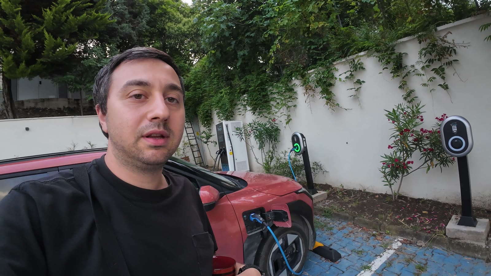 Kia EV3 elektrikli araç Karadeniz yolculuğunda bir şarj istasyonunda fişe takılı halde