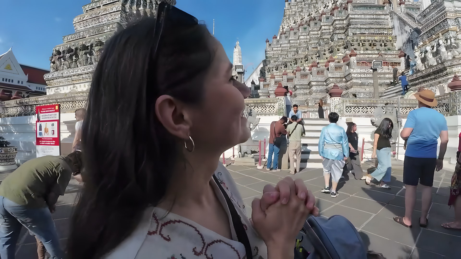 Wat Arun tapınağının renkli porselen mozaiklerle kaplı kuleleri önünde gezgin