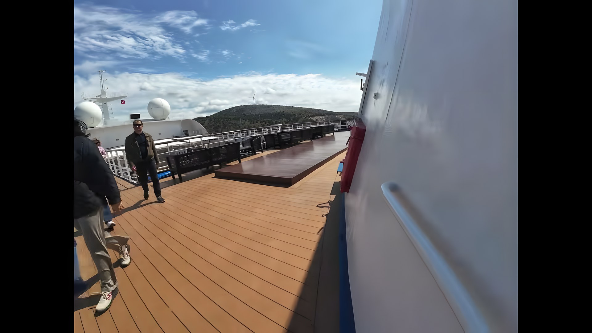 Cruise gemisinin geniş ahşap güvertesi