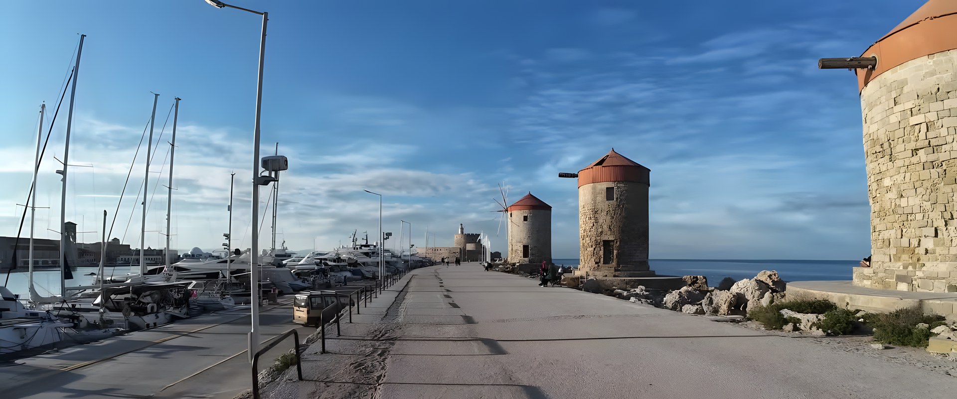 Rodos Mandraki Limanı'ndaki tarihi yel değirmenleri