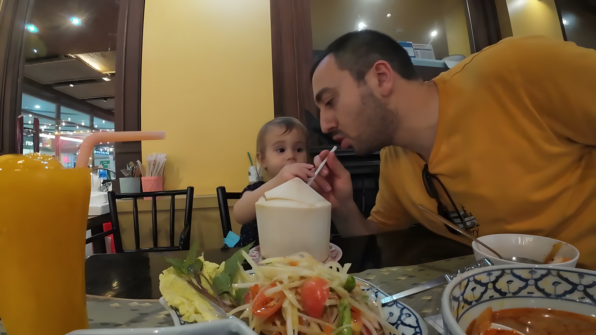 Tayland mutfağı papaya salatası ve taze hindistan cevizi
