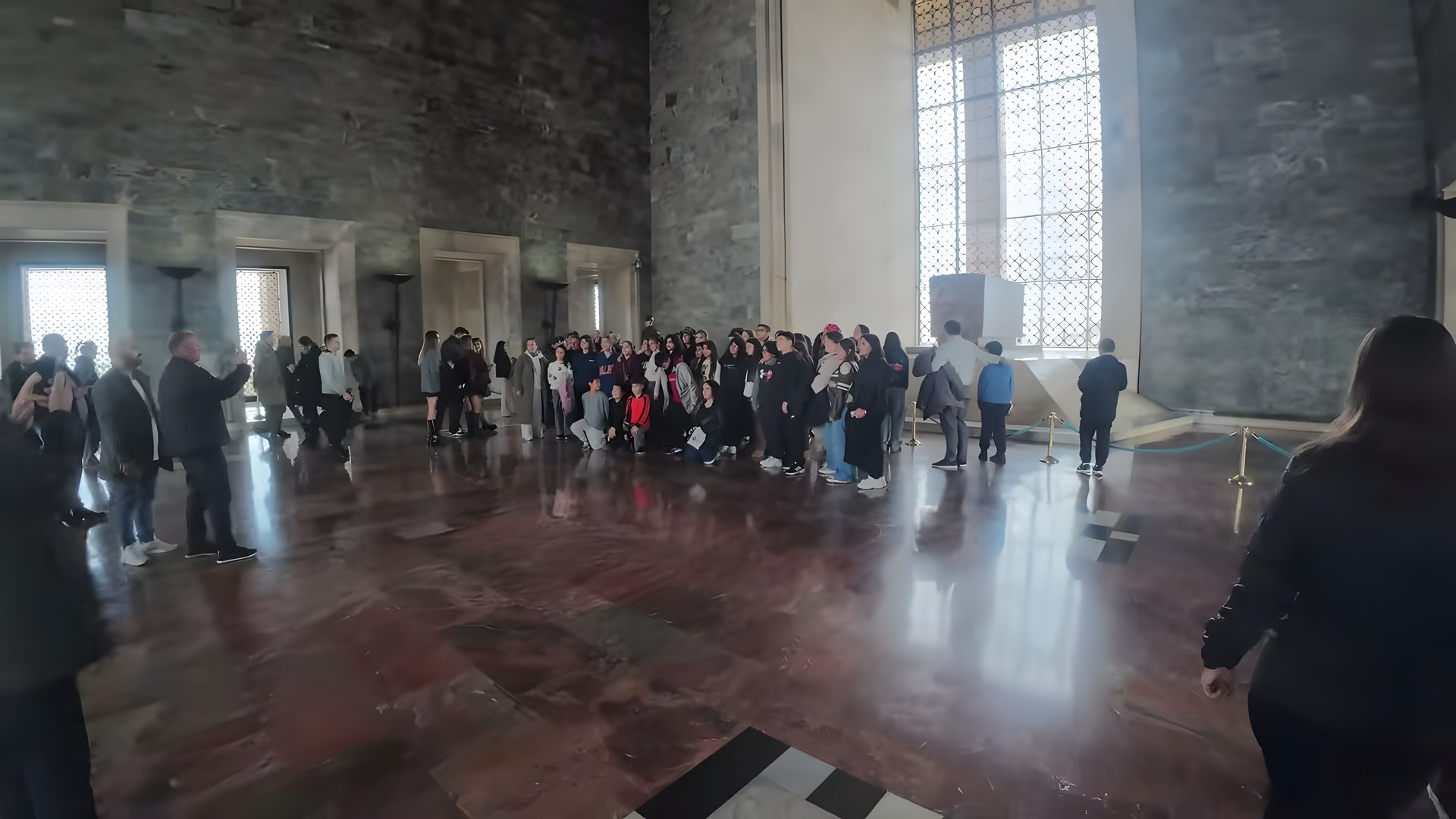 Anıtkabir Şeref Holü iç mekânı, mozole ve yüksek pencere