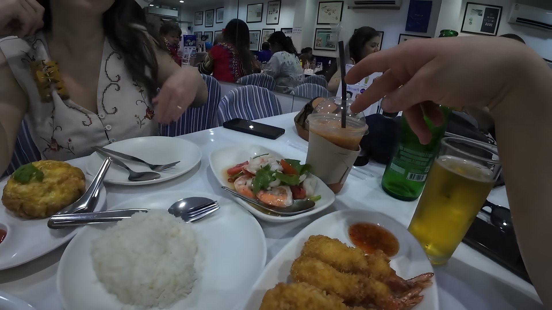 Tayland restoranında Tom Yum çorbası, yengeçli omlet, pilav ve deniz mahsulleri sofrası