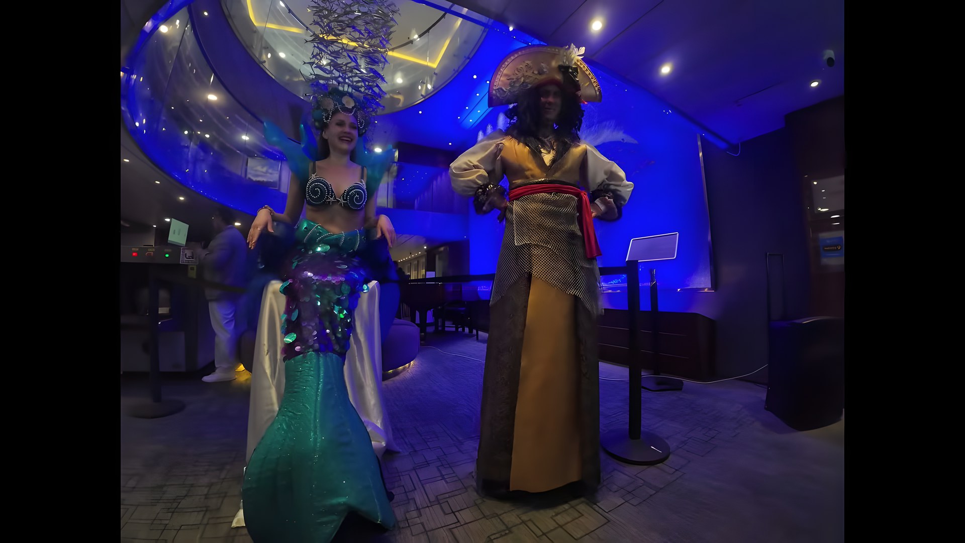 Cruise gemisinde deniz kızı ve korsan kostümlü karşılama