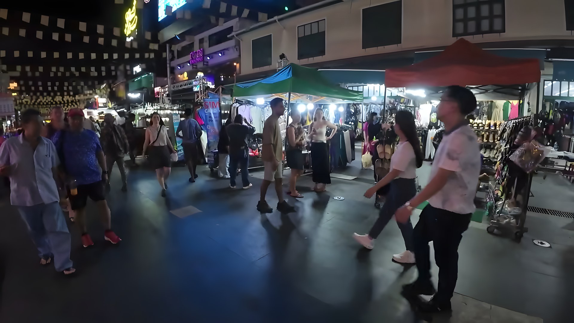 Khao San Road gece pazarı, renkli tezgâh tenteleri ve kalabalık - Bangkok