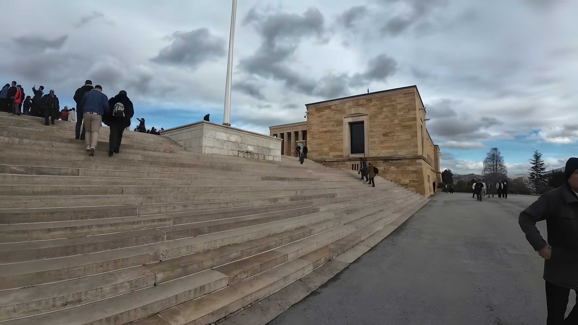 Anıtkabir'de mozoleye çıkan anıtsal merdivenler ve bayrak direği
