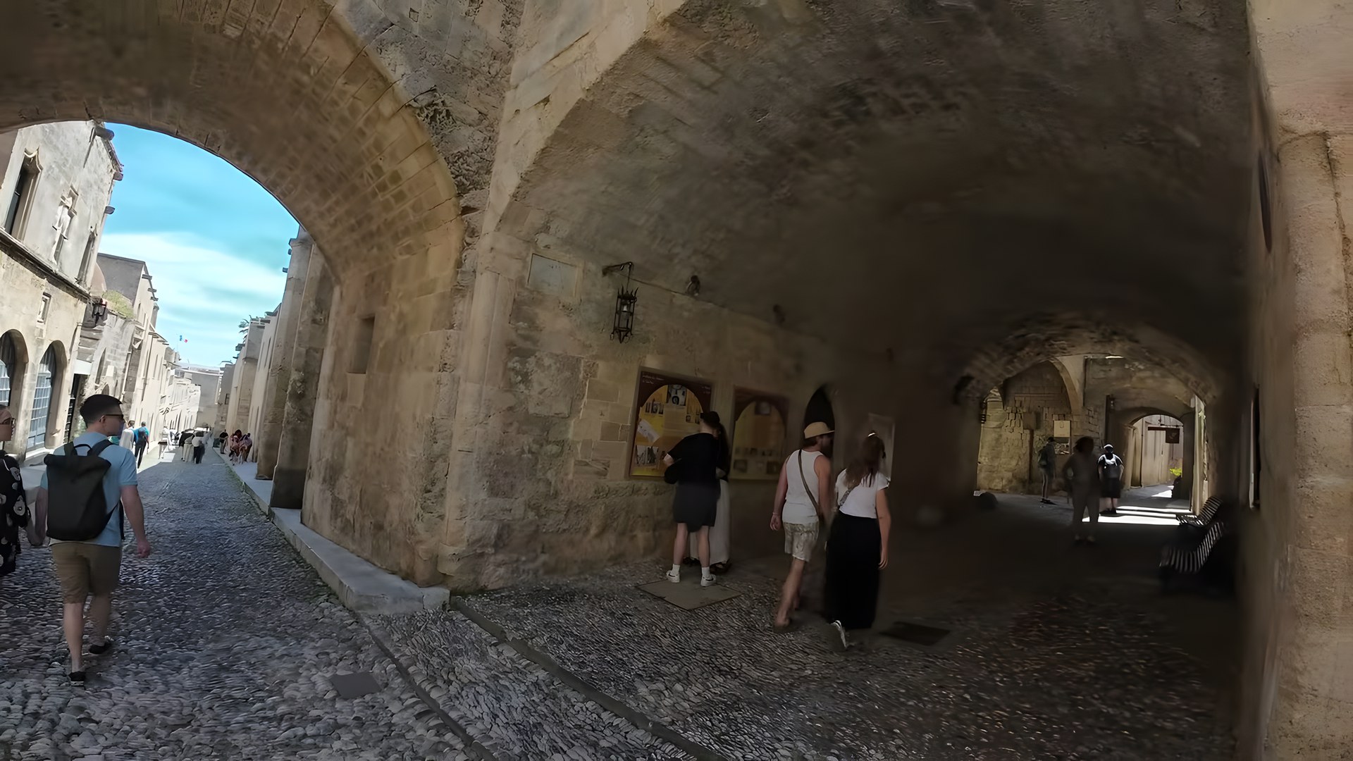 Rodos Eski Şehir'de kemerli taş geçit ve arnavut kaldırımı sokak