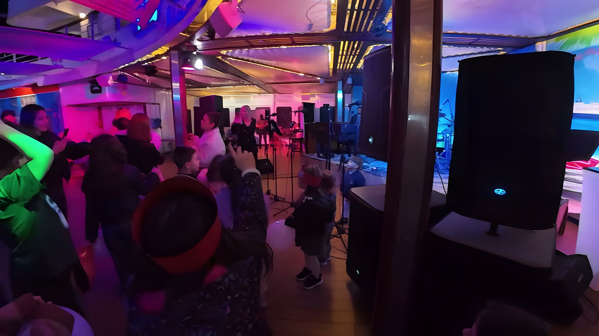 Cruise gemisinde gece canlı müzik ve dans eden çocuklar