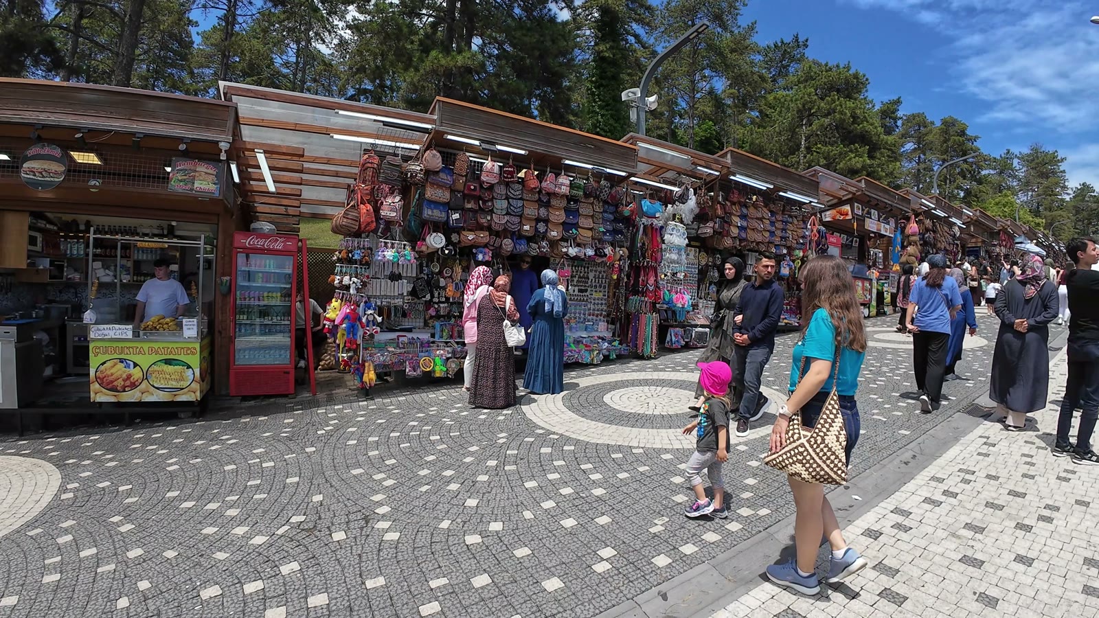 Boztepe'de hediyelik eşya tezgahları ve gezen ziyaretçiler