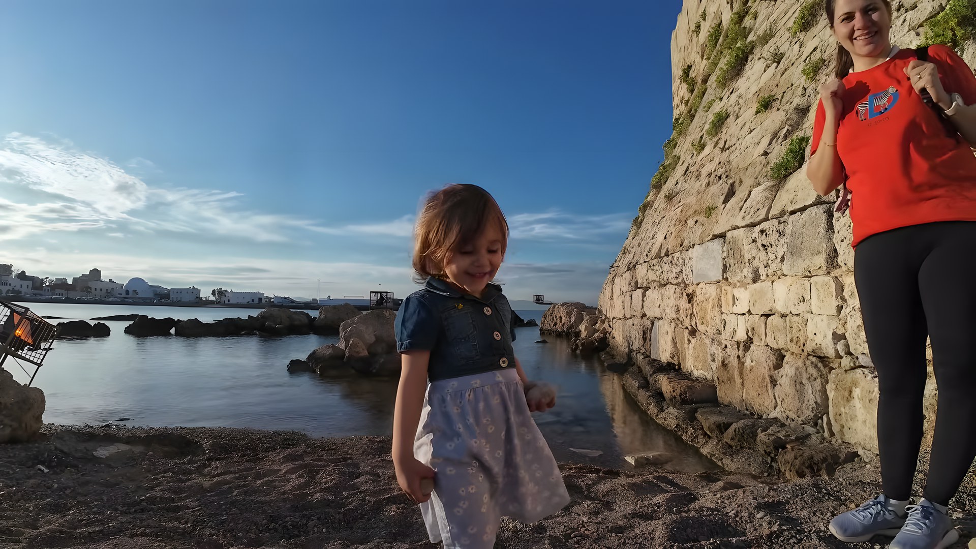 Rodos surlarının kenarında deniz kıyısında yürüyen çocuk