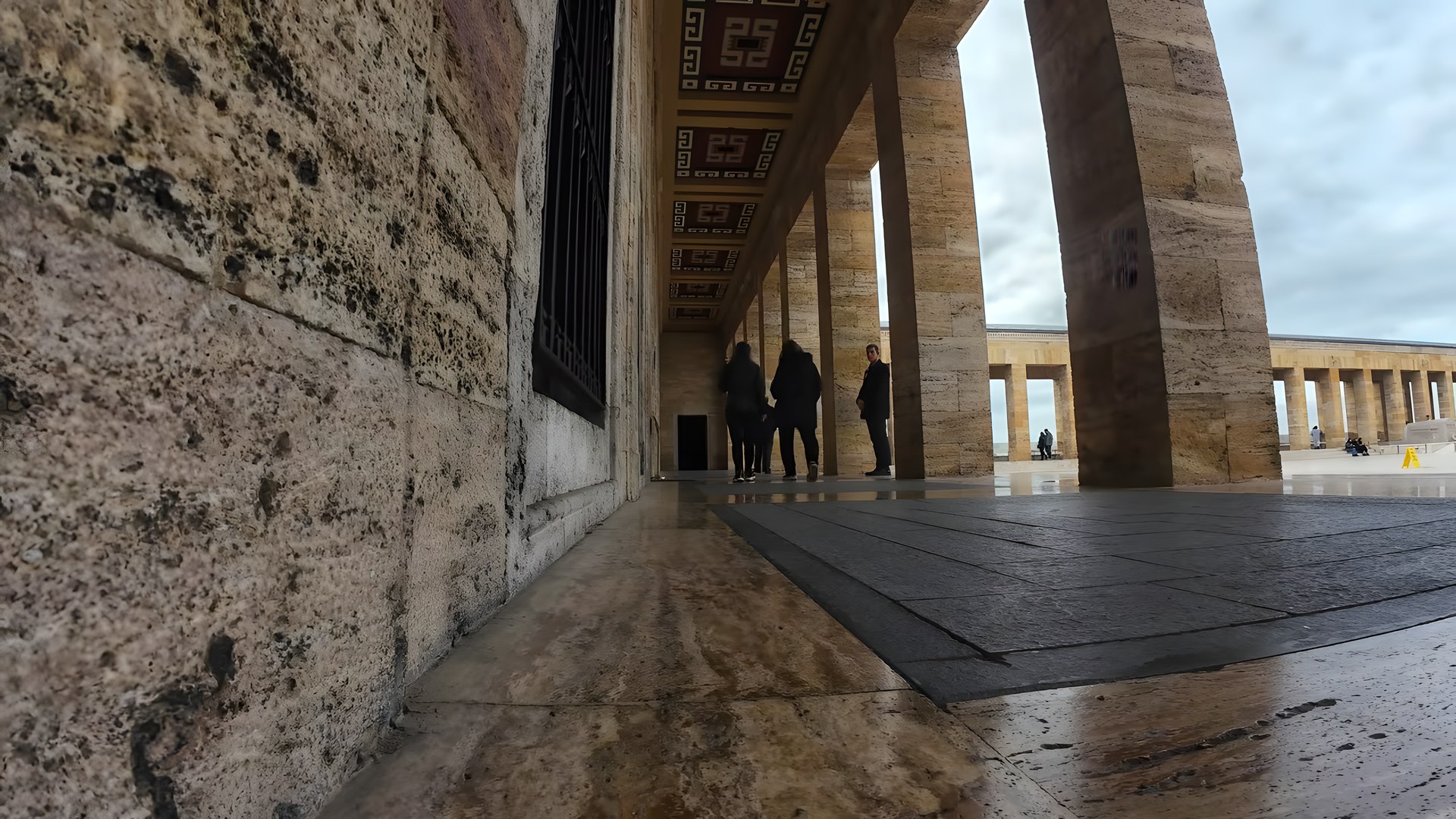 Anıtkabir'in sütunlu revağı, nöbetçi askerlerin durduğu bölüm