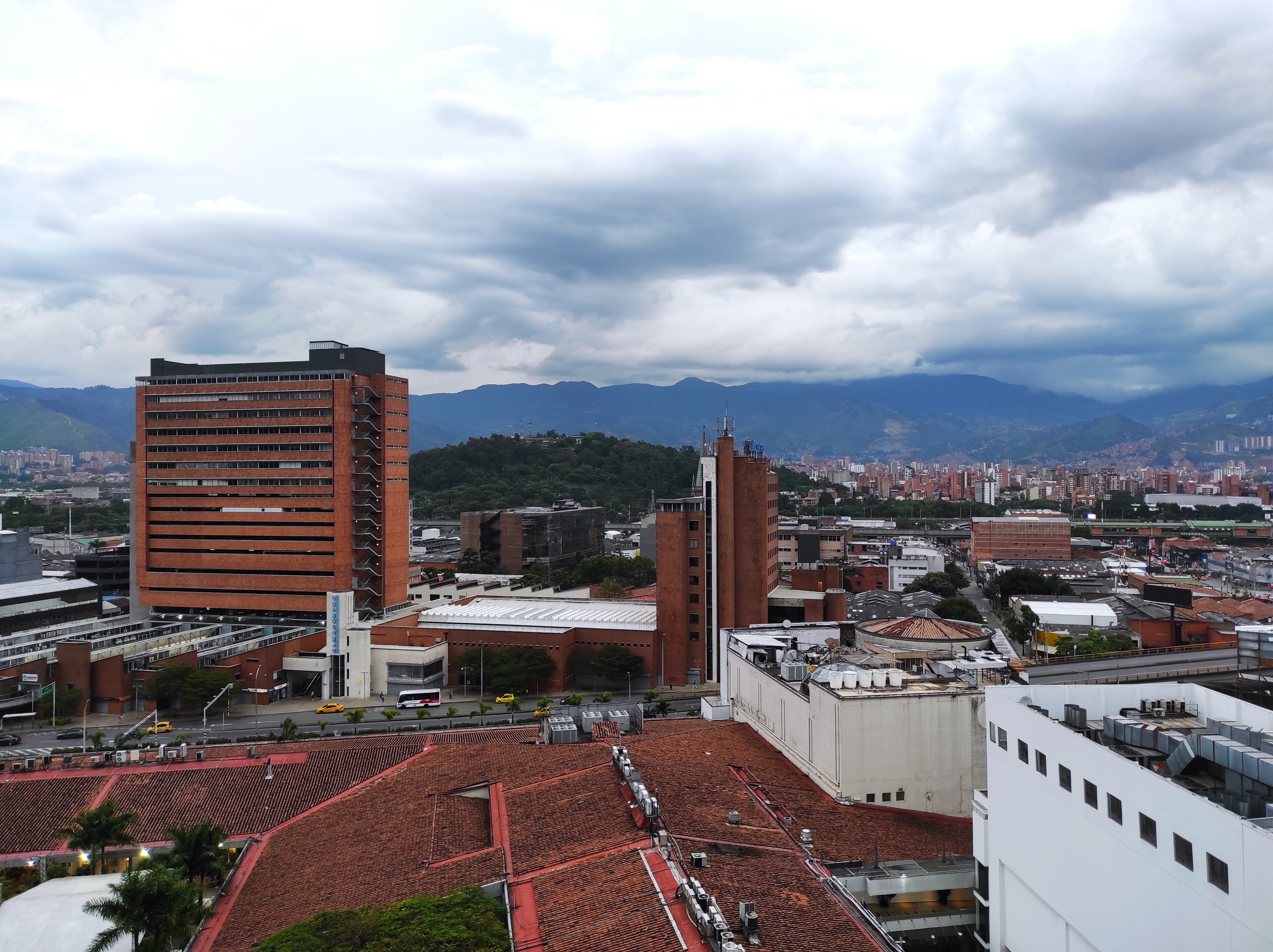 Medellin panoramik şehir manzarası ve And Dağları