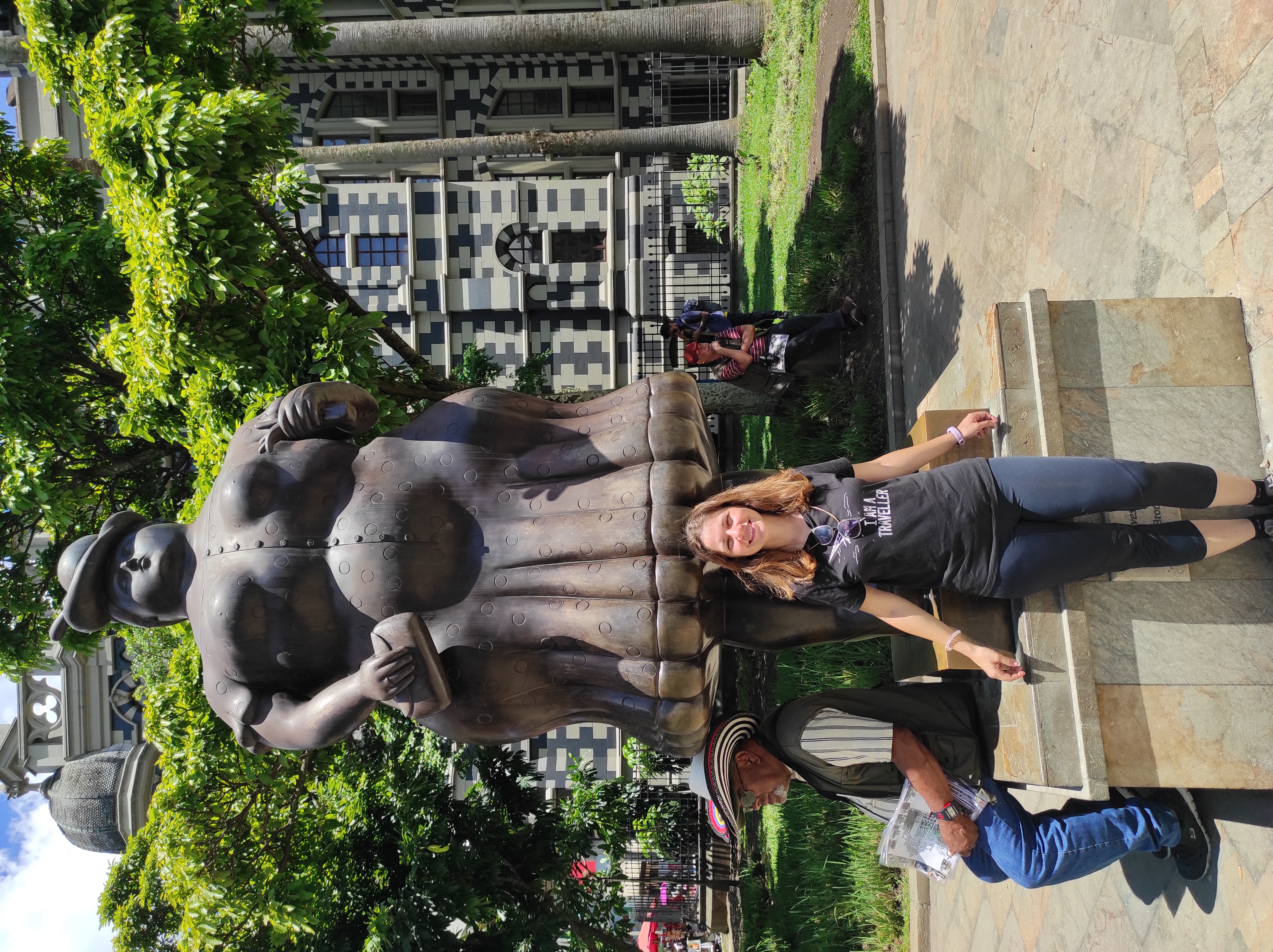 Botero devasa bronz heykel yanında