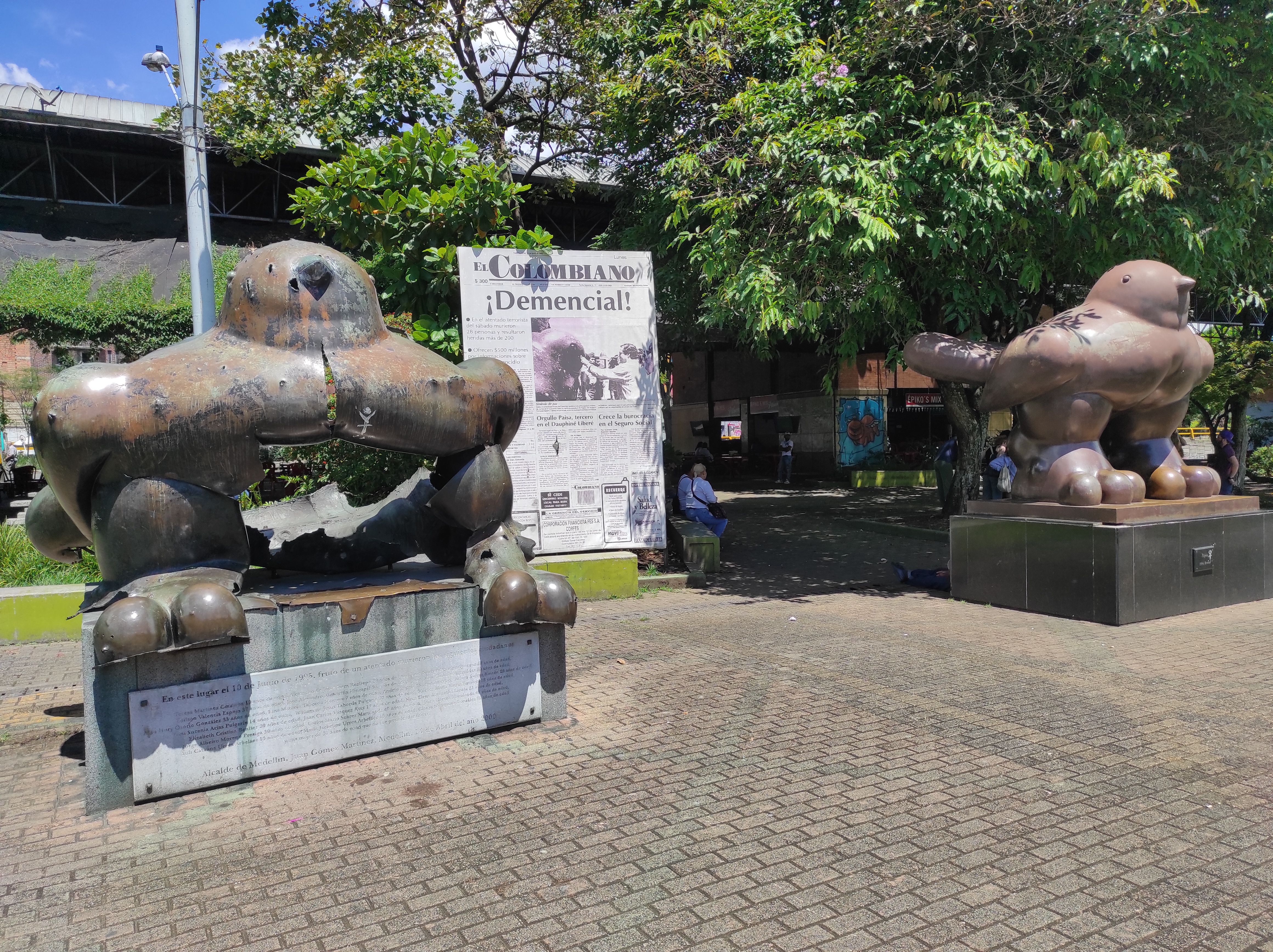 San Antonio Meydanı bombalanmış ve yeni Botero kuş heykeli