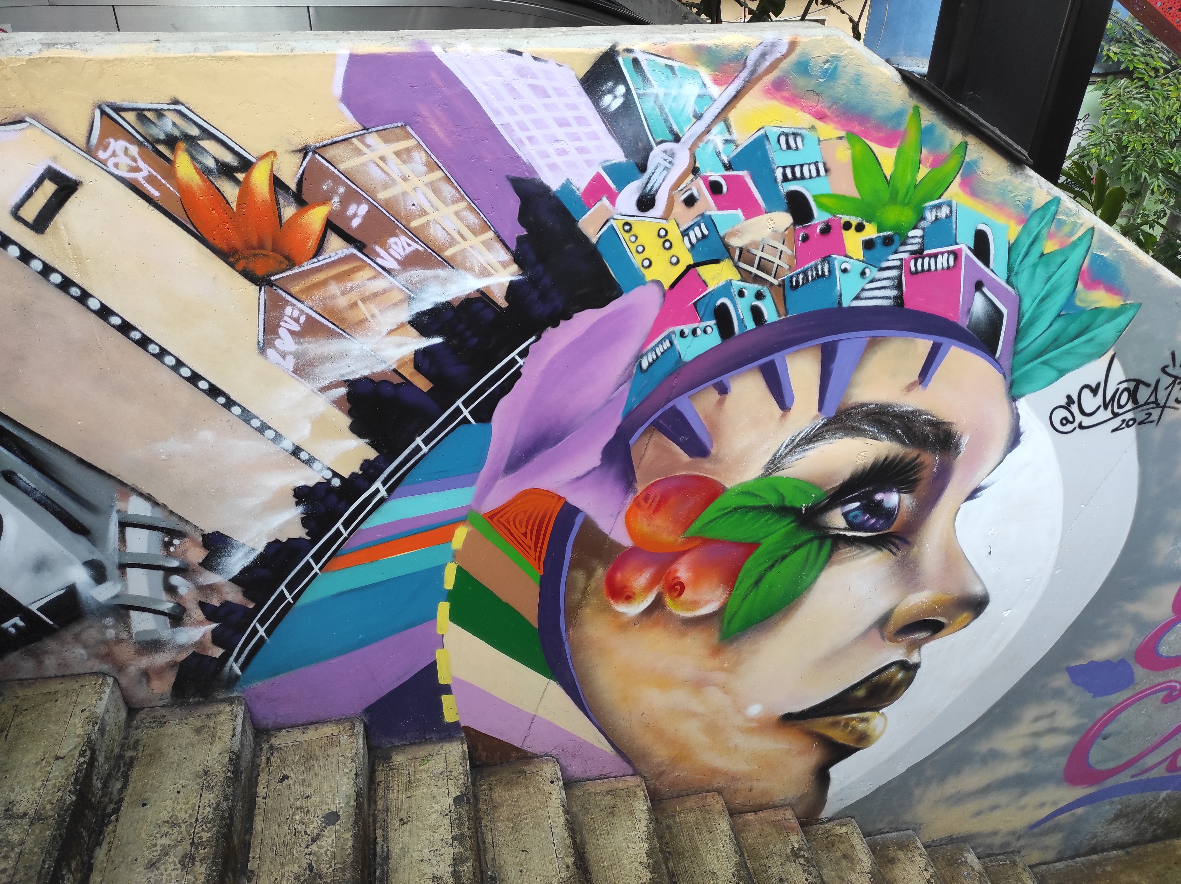 Medellin sokak sanatı renkli grafiti mural kadın yüzü