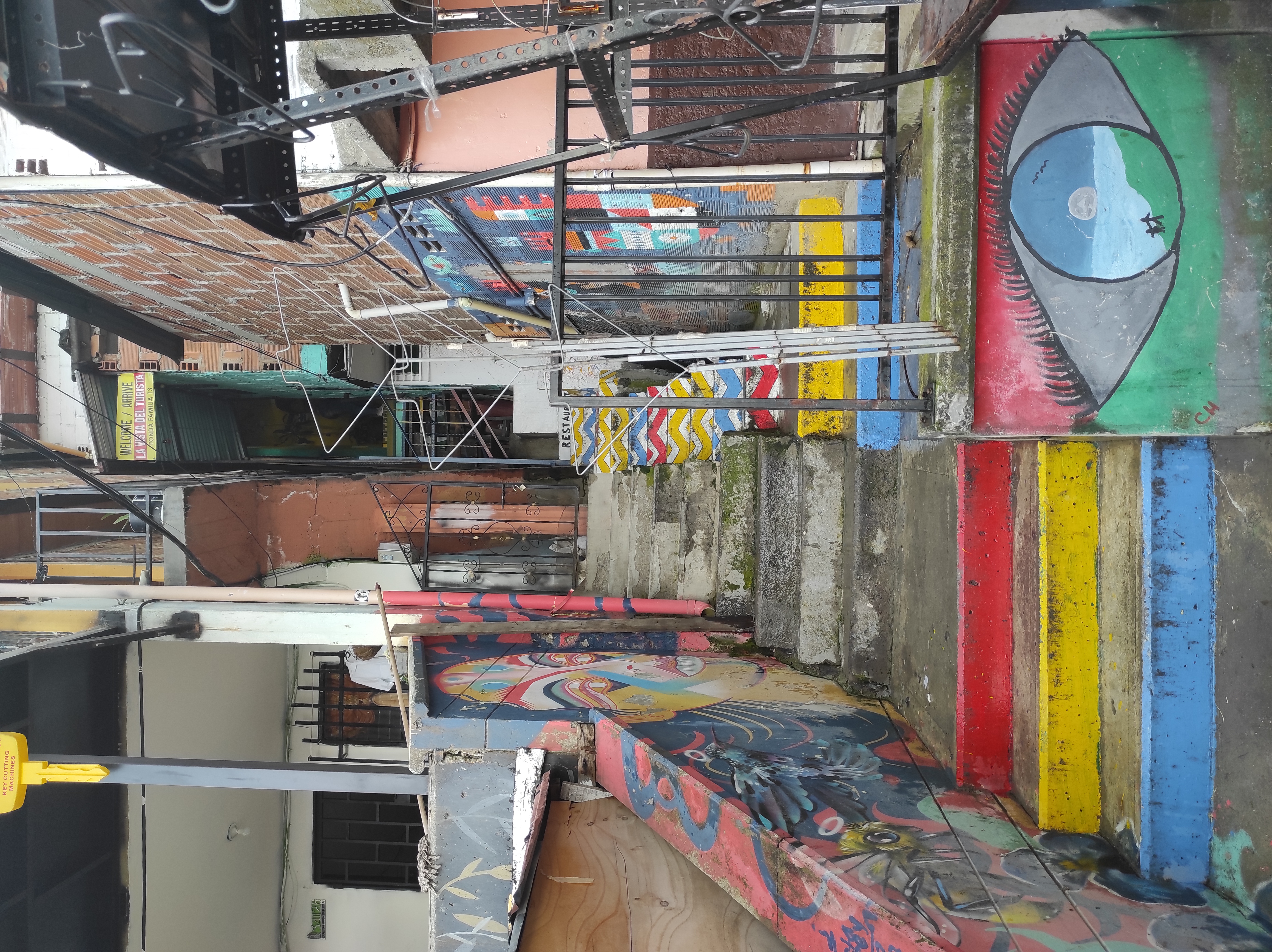 Comuna 13 açık hava yürüyen merdivenler ve grafitiler