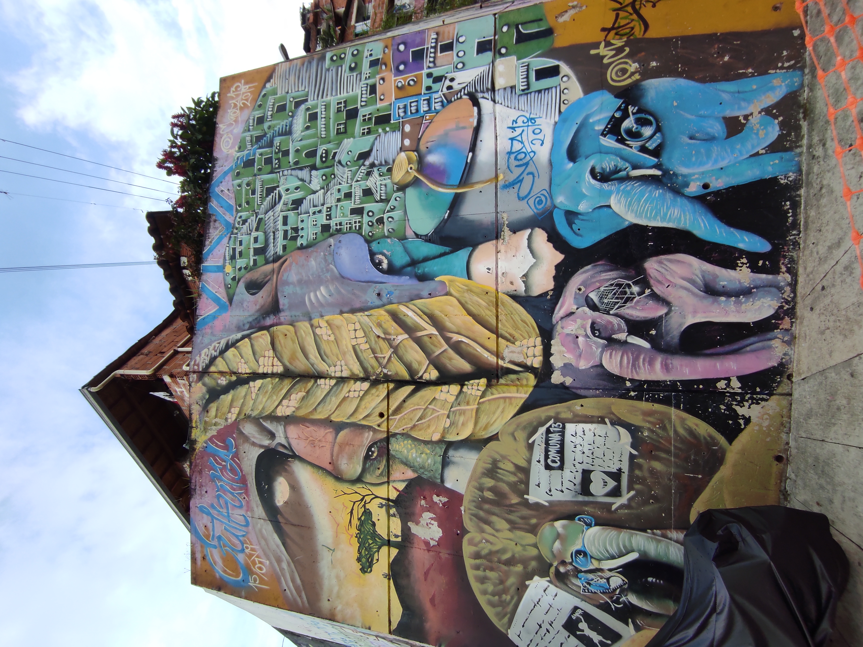 Medellin Communada 13 büyük soyut grafiti mural