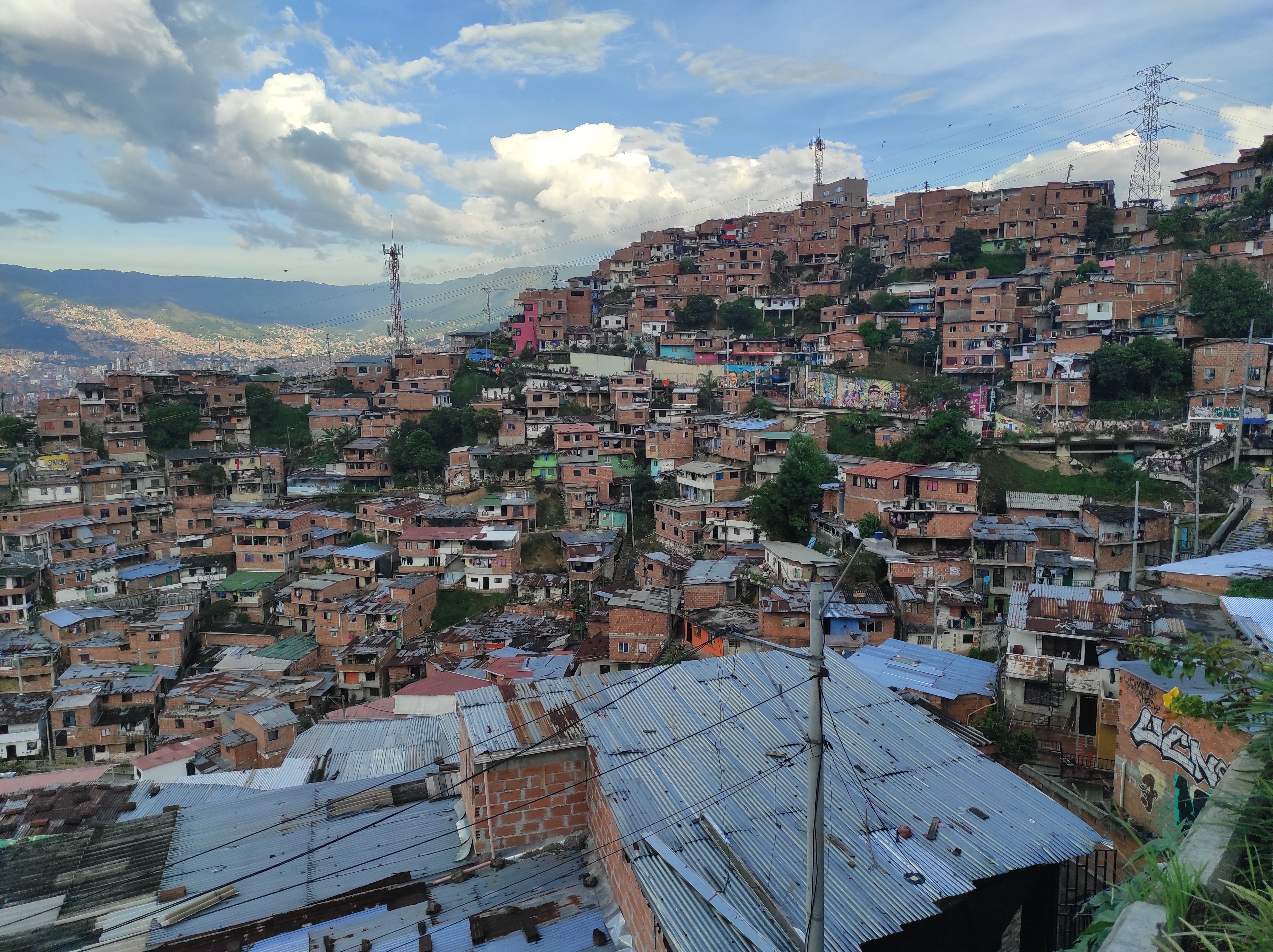 Medellin Comuna 13 gecekondu mahallesi panoramik görünümü
