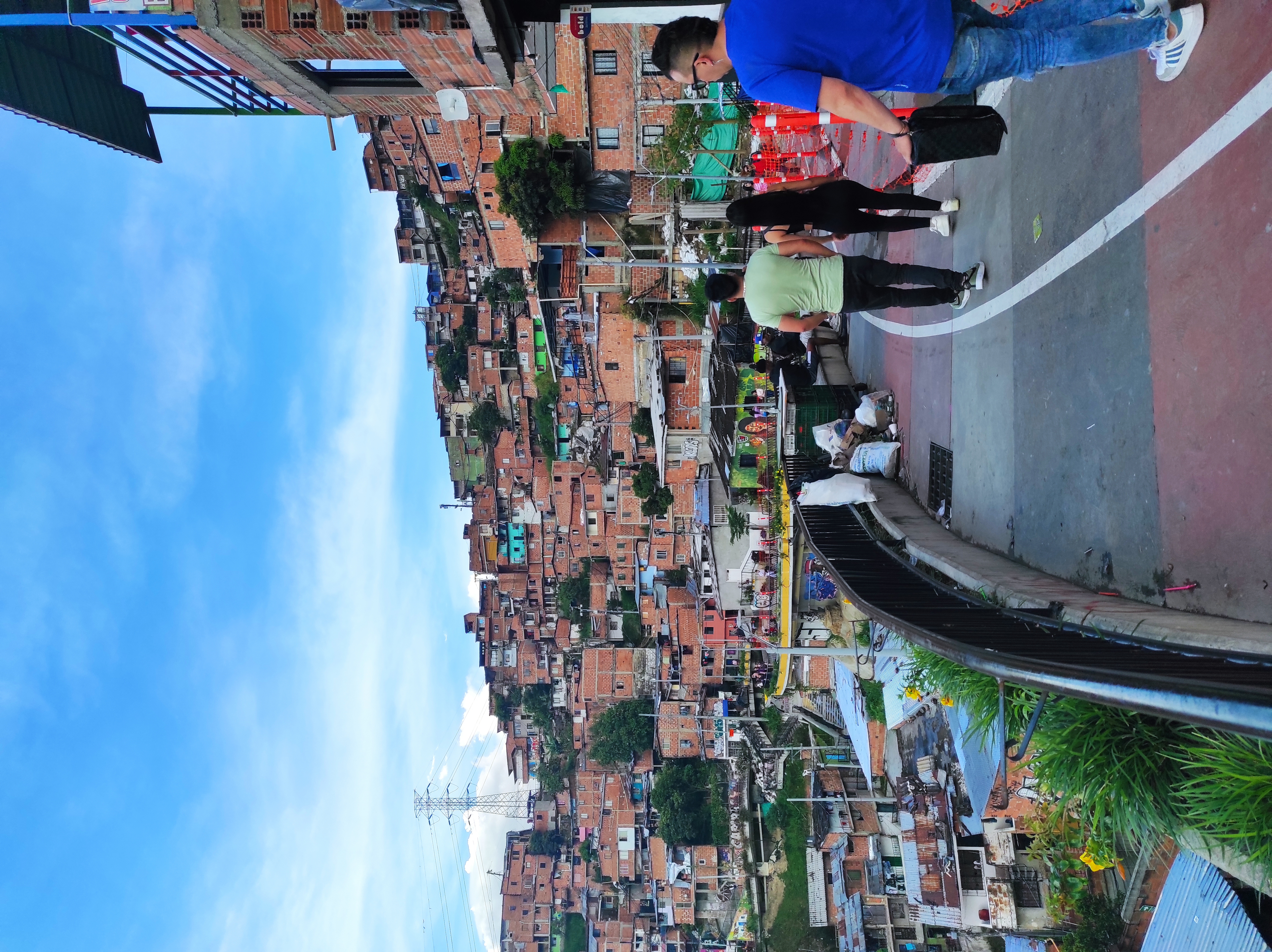 Medellin Kommune 13 yürüyen merdivende insanlar