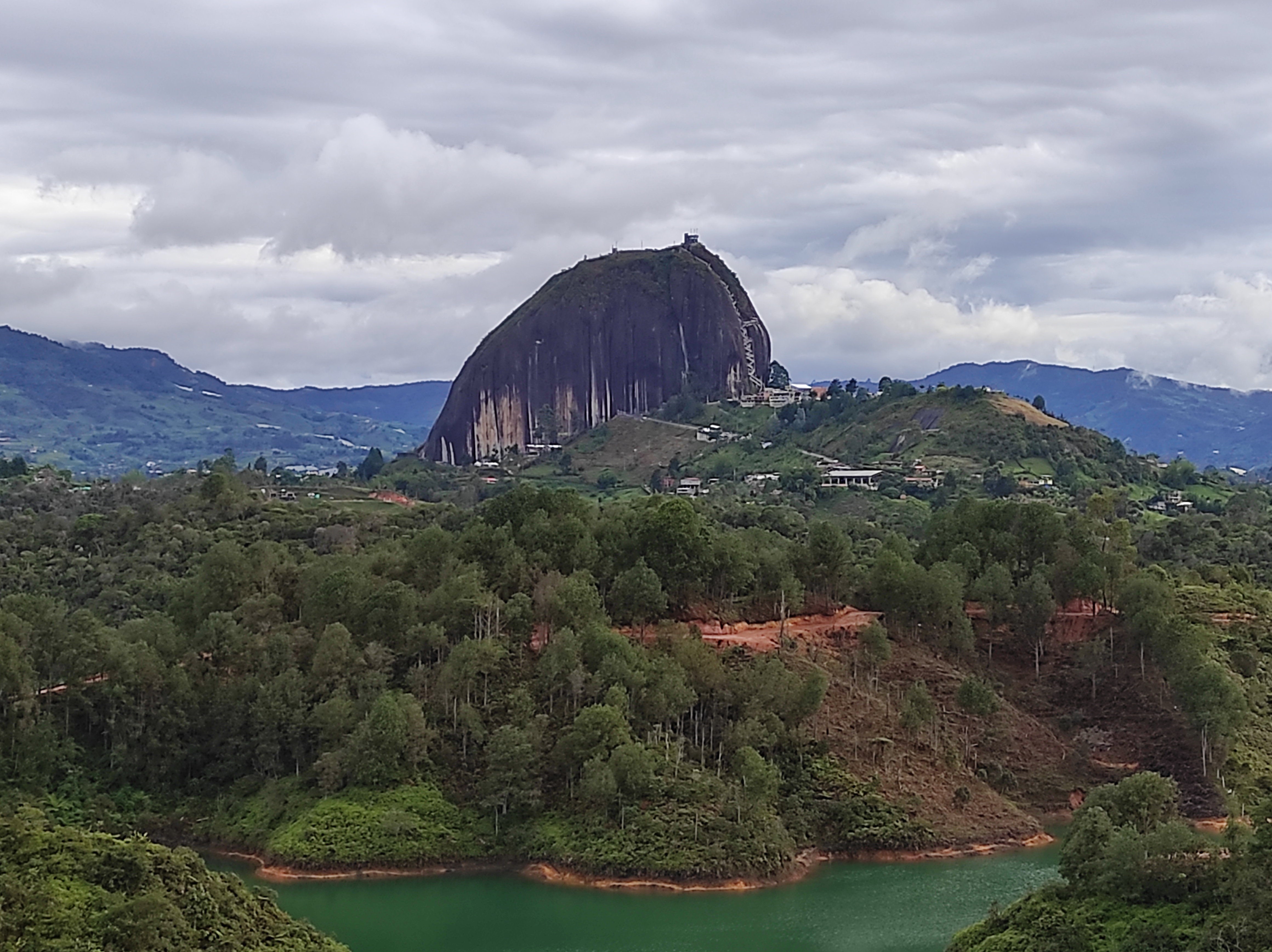 El Peñol kayası ve Guatape gölü panorama