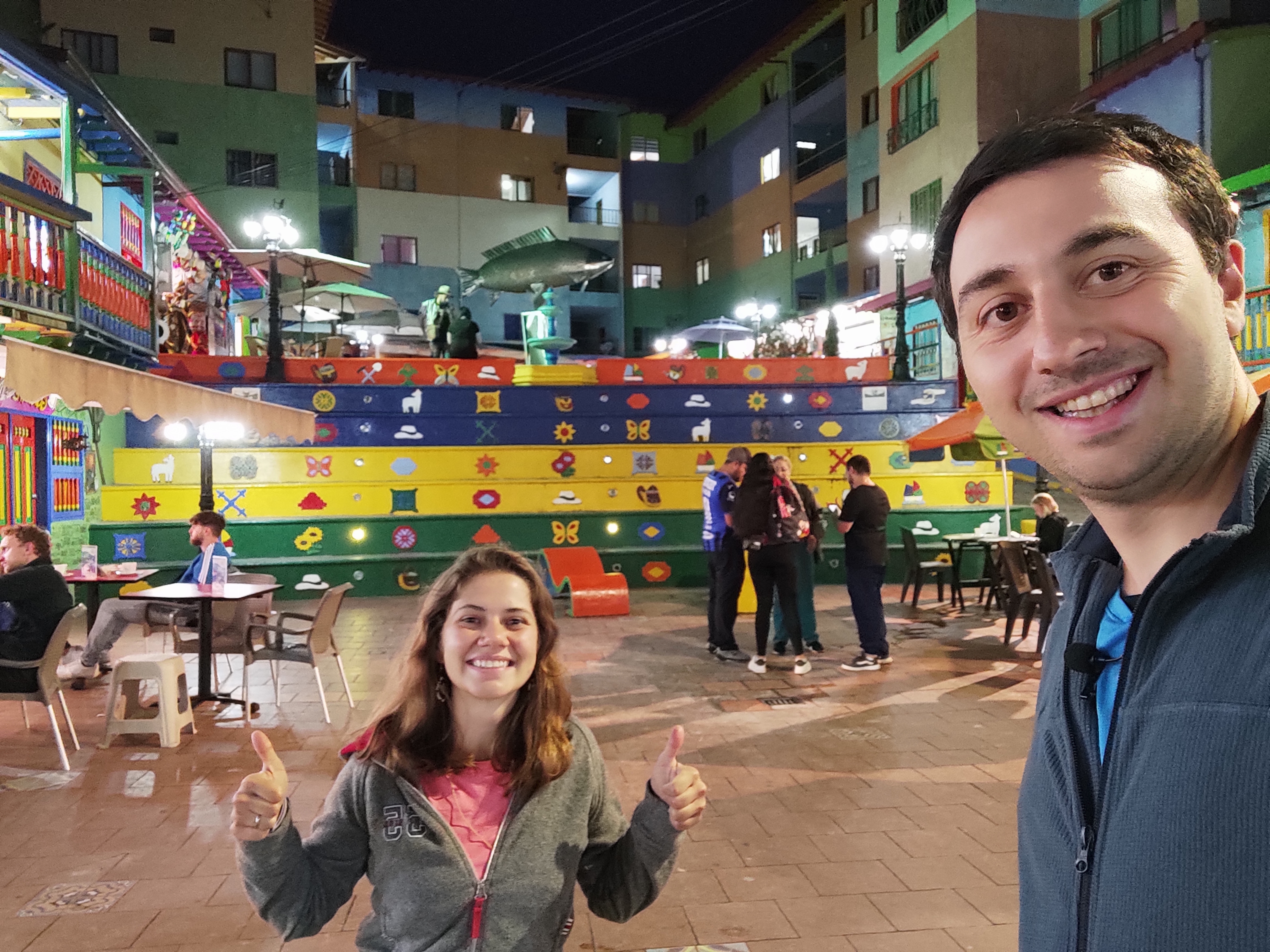 Guatape renkli meydan gece manzarası