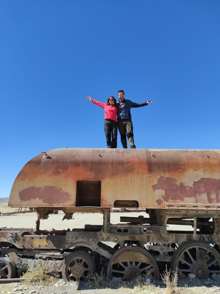 Uyuni Tren Mezarlığı çift vagon üstünde kolları açık