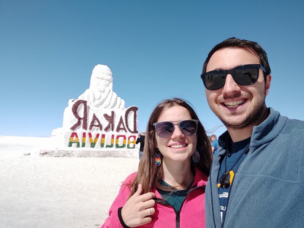 Salar de Uyuni Dakar Bolivia anıtı önünde selfie