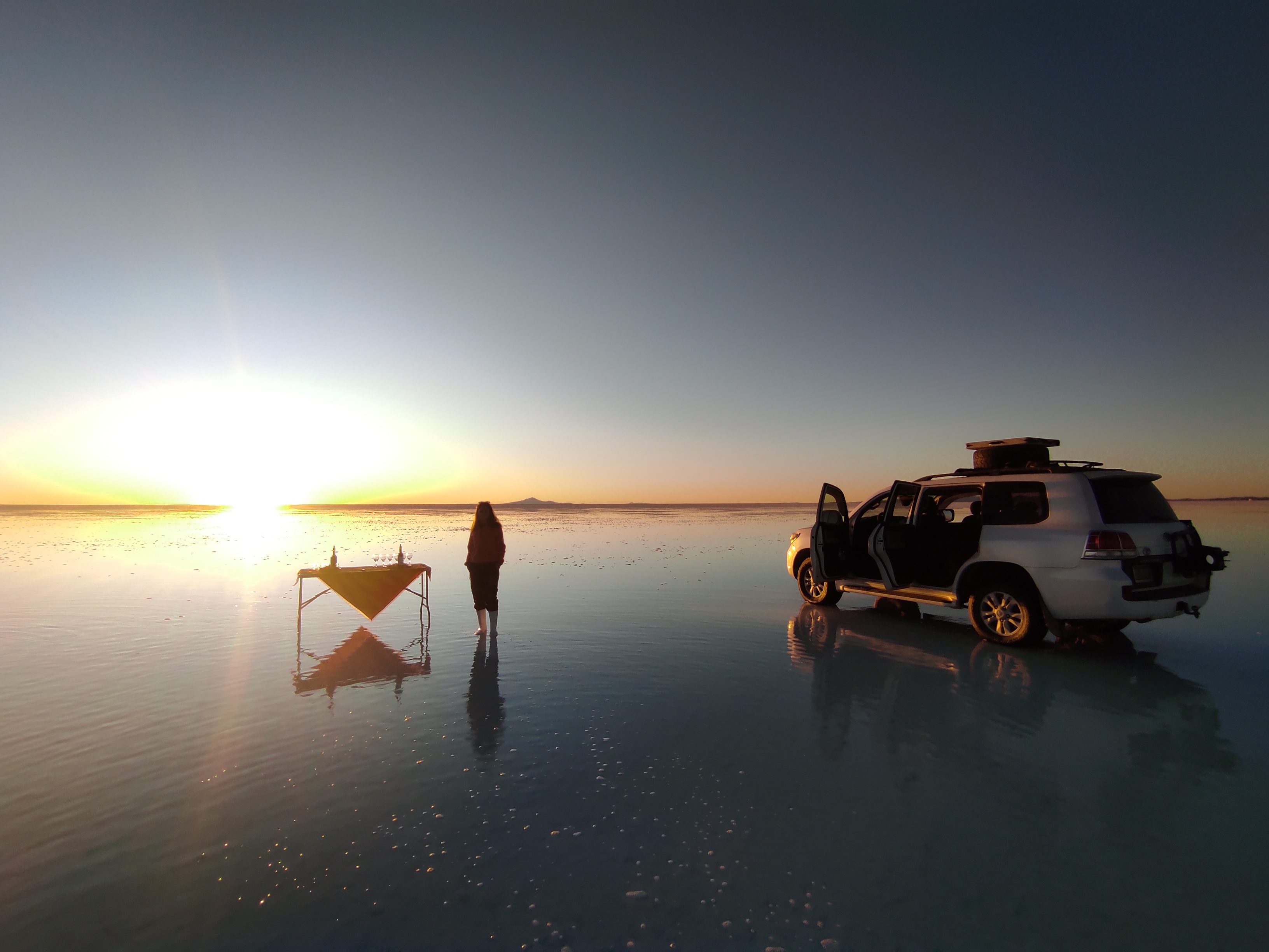 Salar de Uyuni gün batımı masa kurulmuş rehber servisi