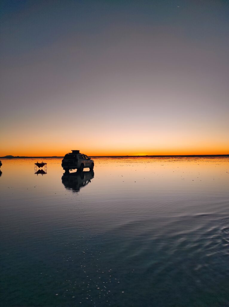 Salar de Uyuni gün batımı ayna etkisi 4x4 yansıma
