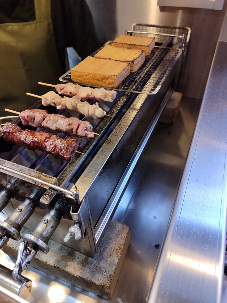 Kömür ateşinde pişen yakitori ve tofu - Japon izakaya kültürü