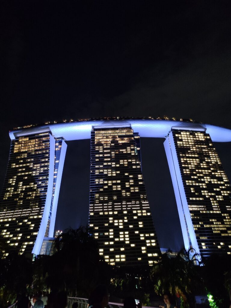 Marina Bay Sands oteli gece görünümü, Singapur
