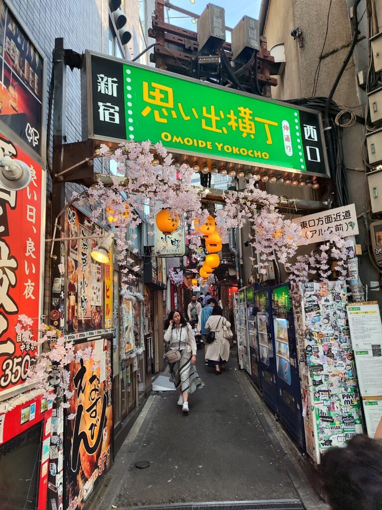 Omoide Yokocho'daki küçük izakaya - Tokyo Hatıra Sokağı