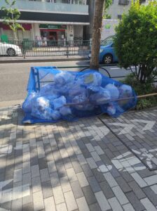 Japonya çöp ayrıştırma mavi file torba sokak