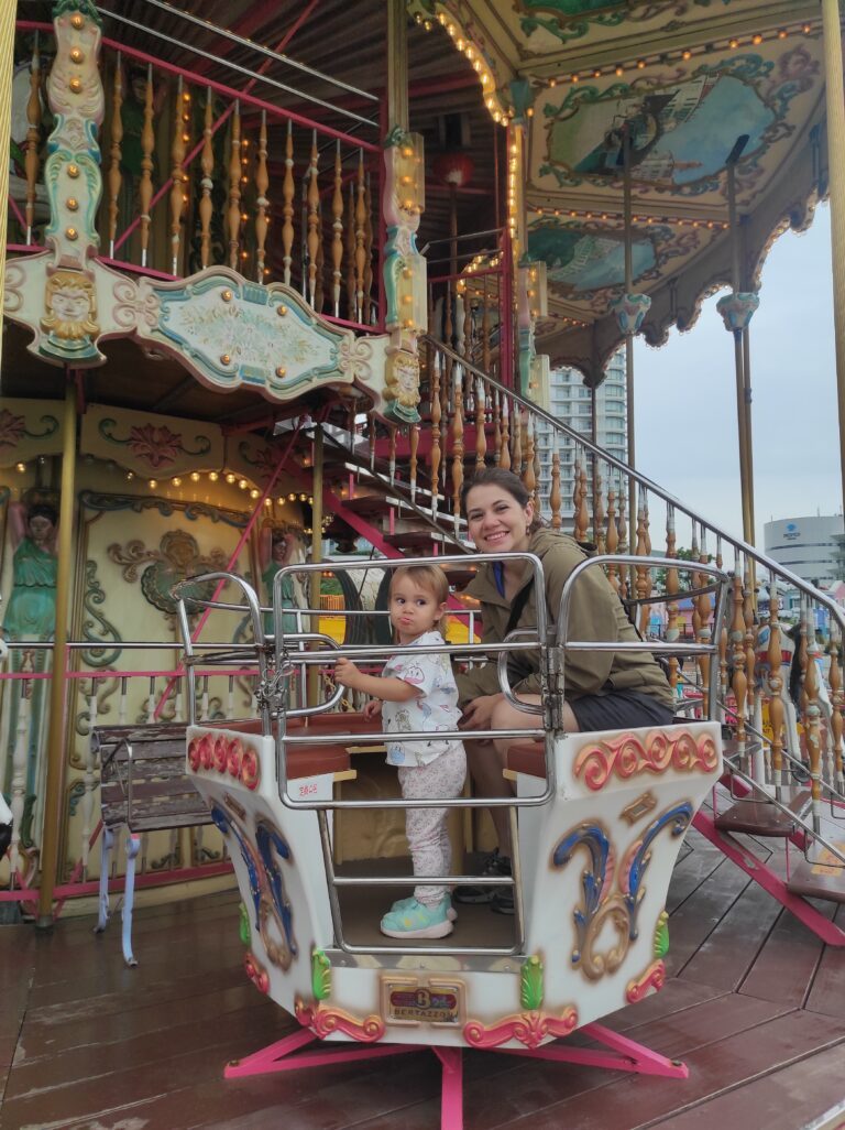 Değer ve annesi, Yokohama Cosmoworld lunaparkında itfaiye arabasında