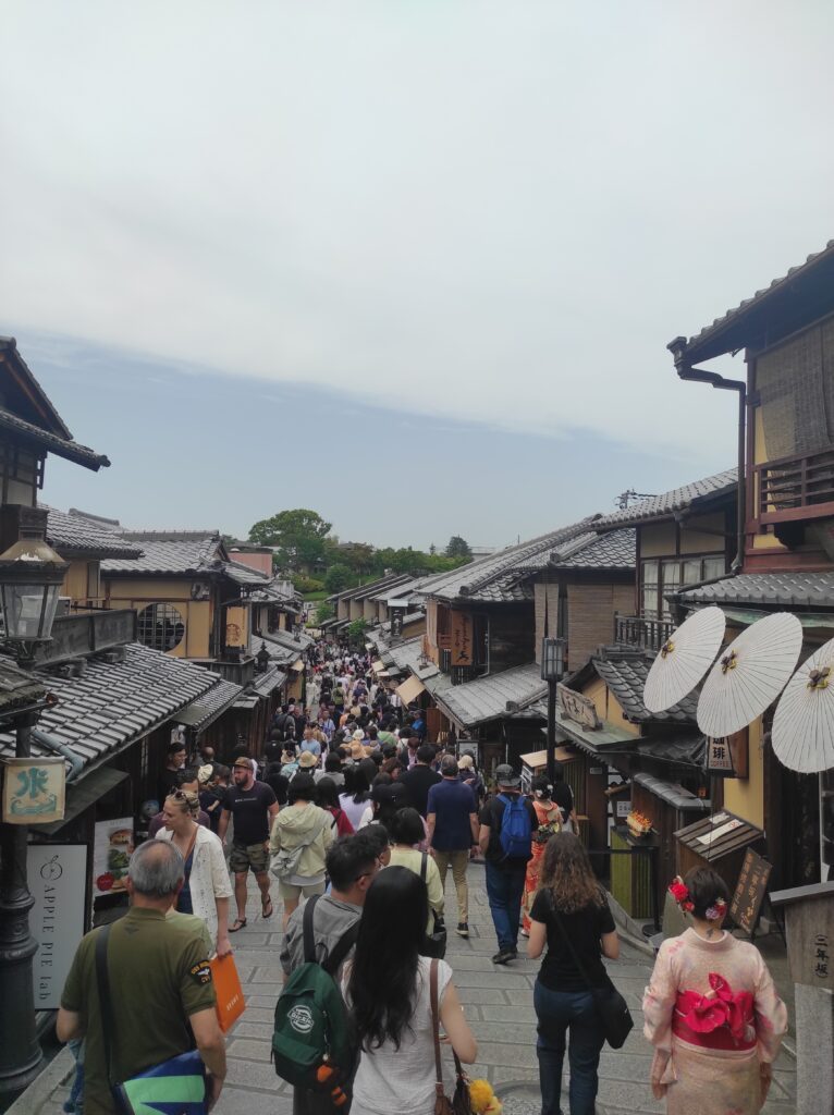 Kamo Nehri kıyısında yürüyüş - Kyoto Japonya