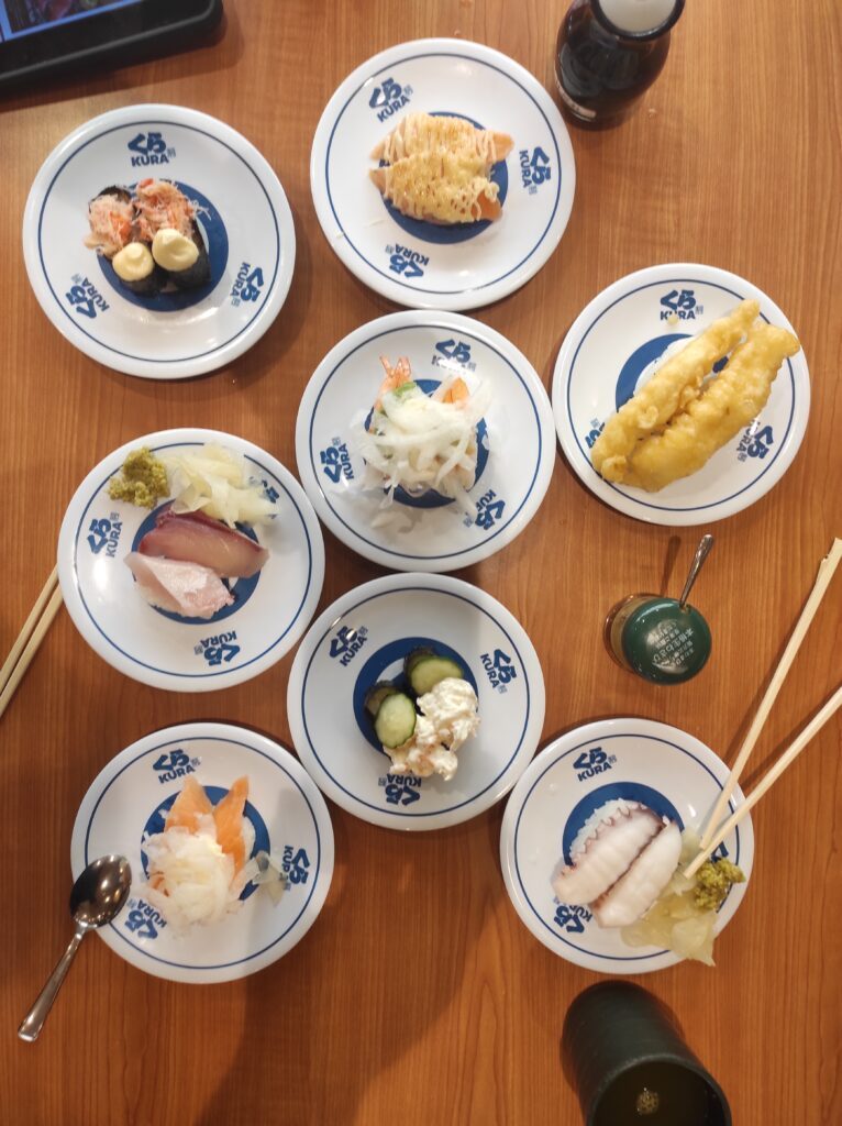 Japonya restoranında tabaklar - her tabak 120 yen'den başlıyor