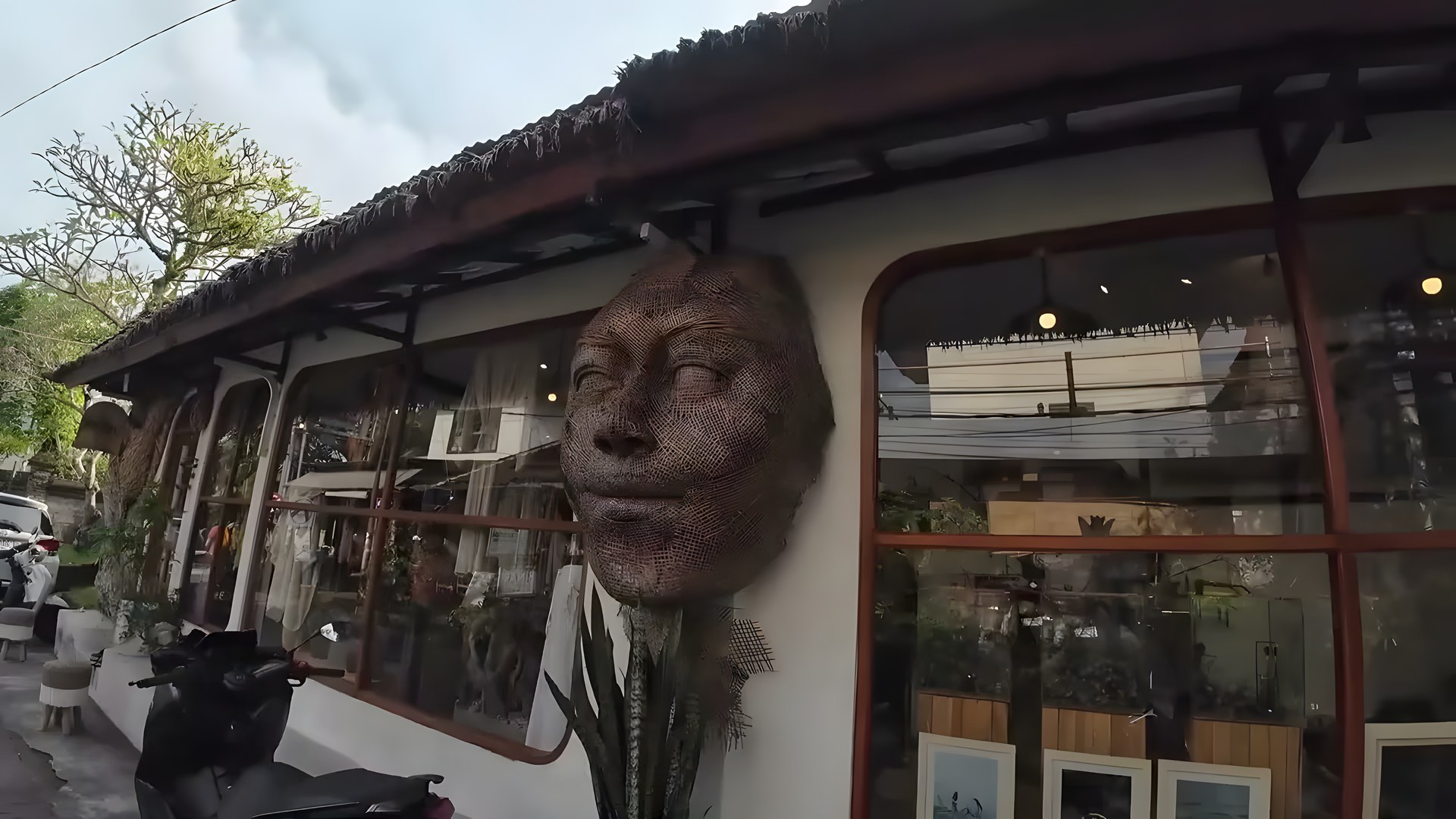 Ubud'da sanatsal tasarımlı bir kafe cephesi