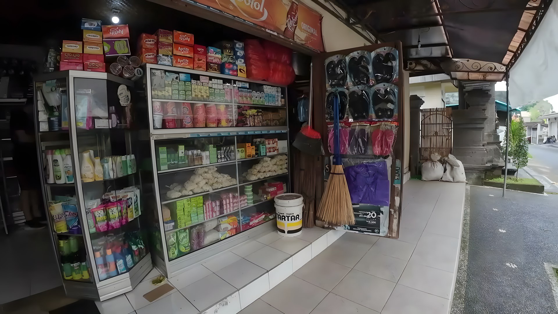 Bali'de yerel bir market (warung)