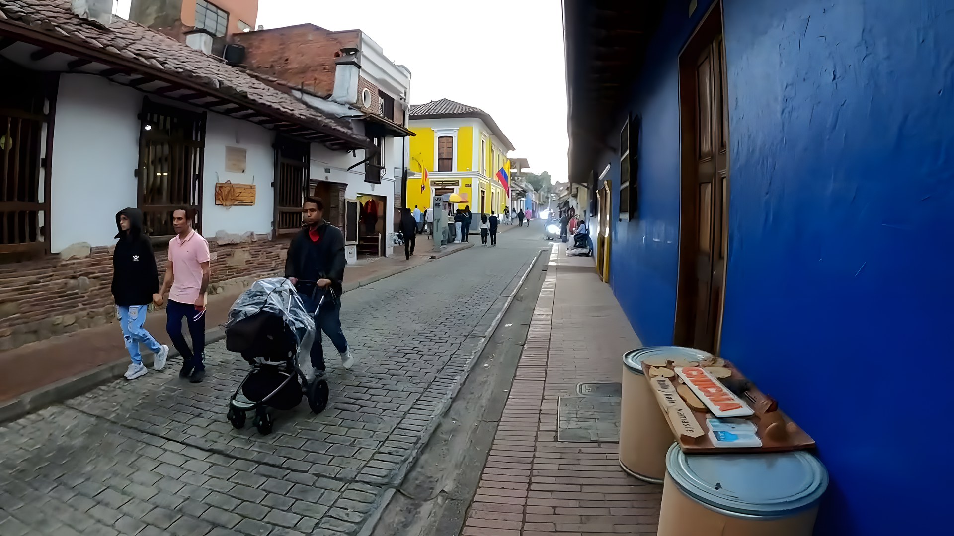La Candelaria'da renkli kolonyal evler ve taş döşeli sokak