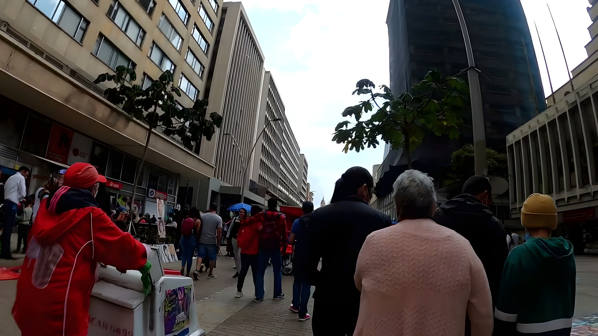 Bogotá şehir merkezinde kalabalık bir yaya caddesi ve modern binalar