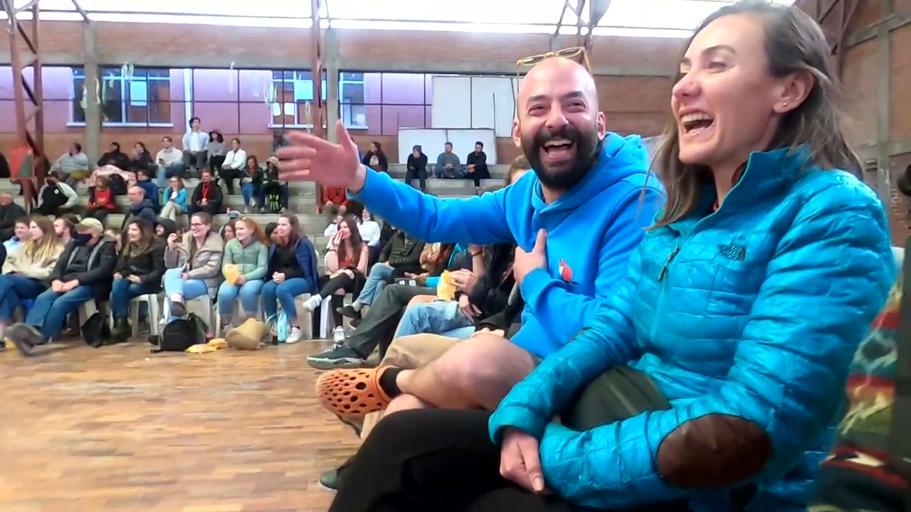 Cholita Wrestling gösterisini izleyen heyecanlı seyirciler