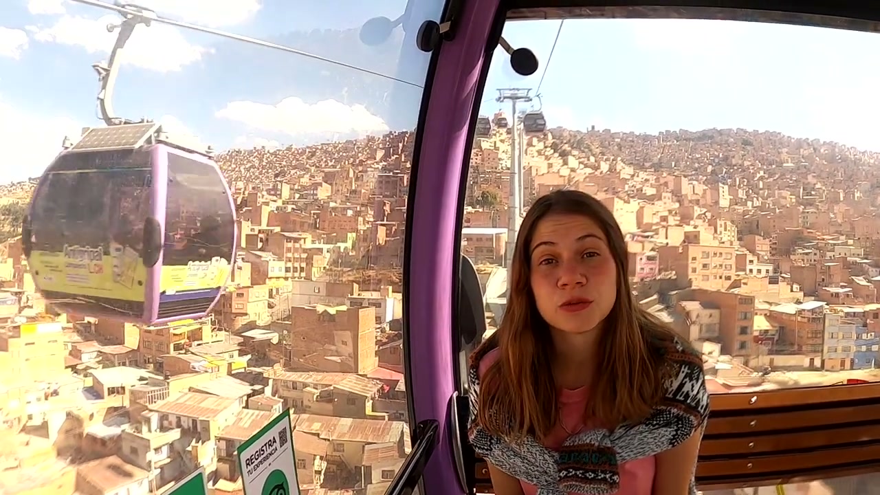 La Paz teleferiği Mi Teleférico ve El Alto'nun yamaçlara yayılan şehir manzarası