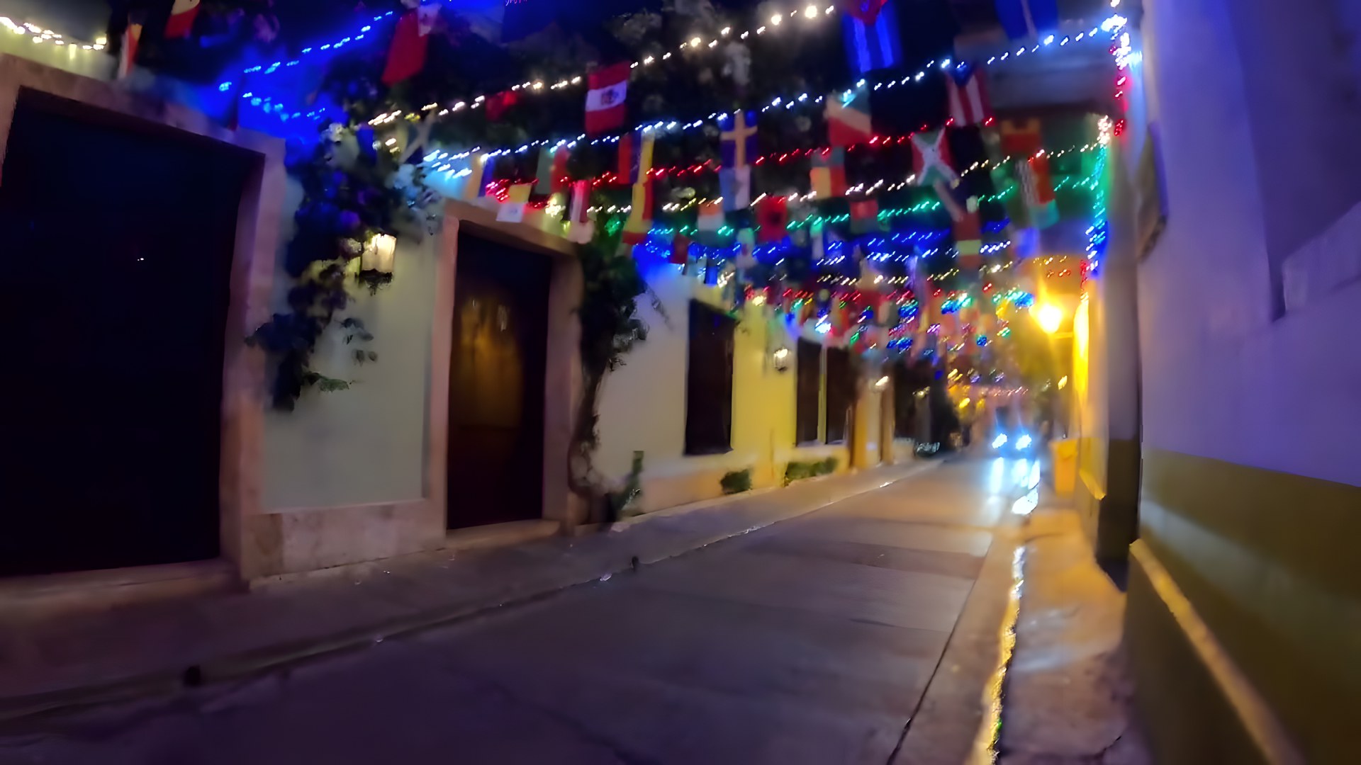 Getsemaní semtinde gece, rengarenk bayraklar ve ışıklarla süslü sokak