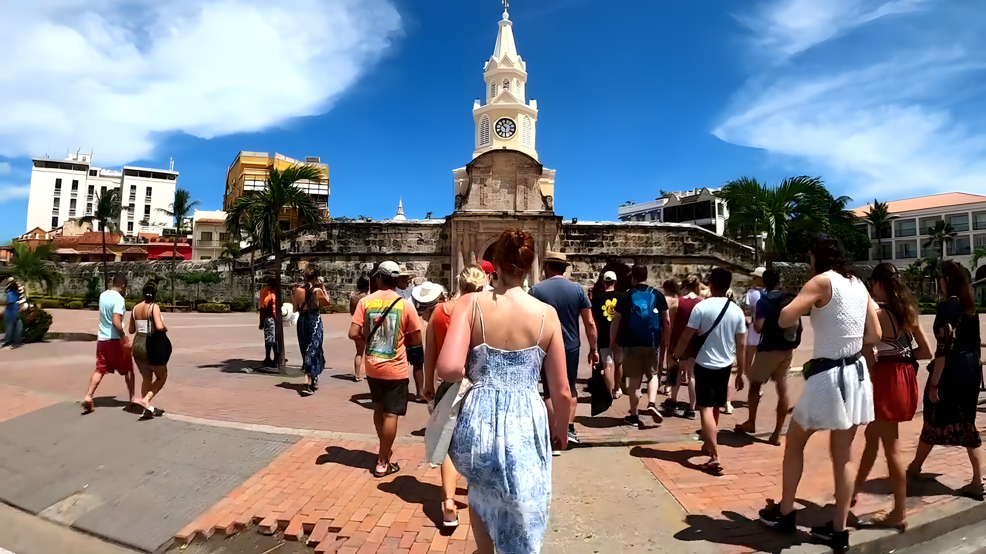 Cartagena'nın simgesi Saat Kulesi (Torre del Reloj) ve önündeki meydan