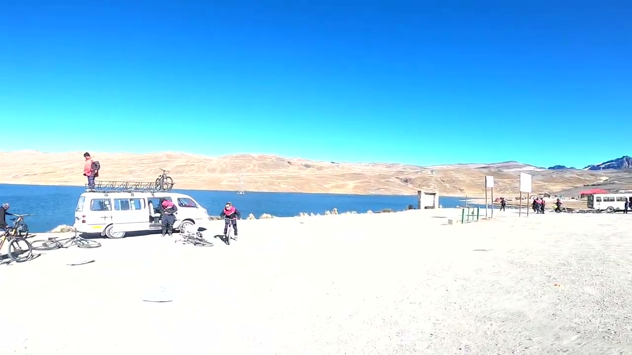 Death Road turunun 4600 metredeki başlangıç noktası, lagün ve bisiklet taşıyan minibüs