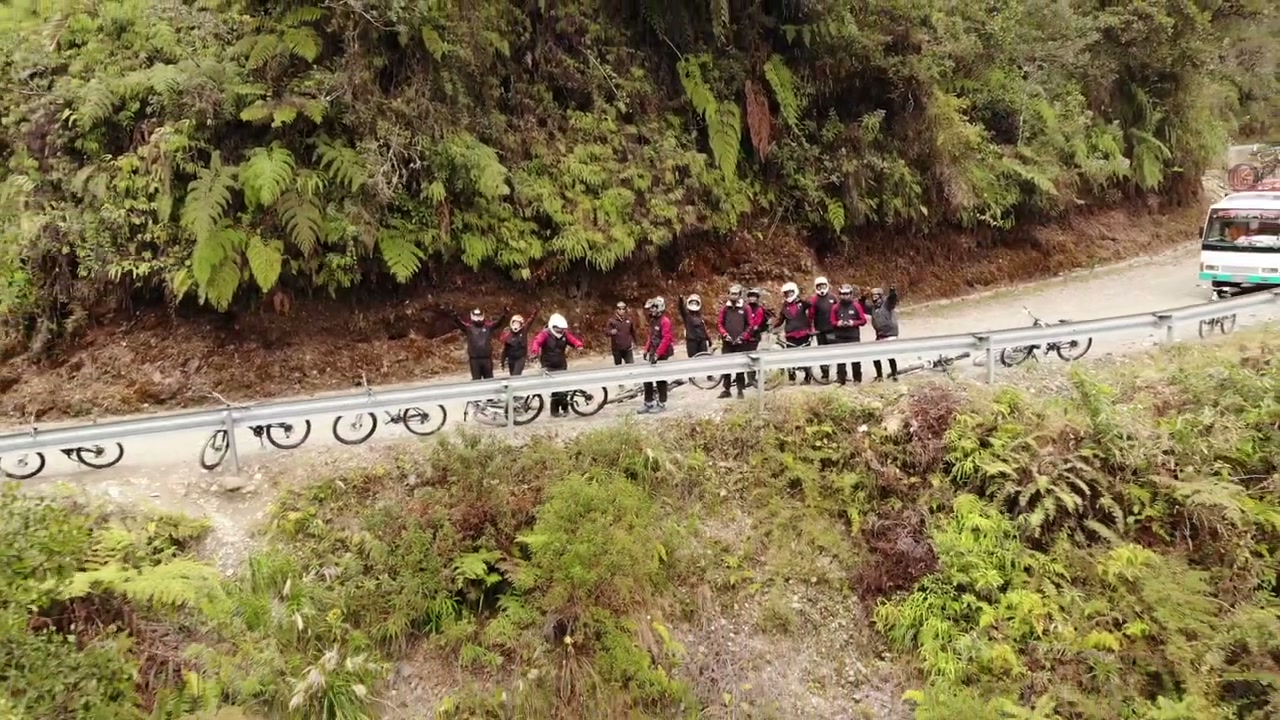 Death Road'un yemyeşil Yungas ormanı içinden geçen dar yolu