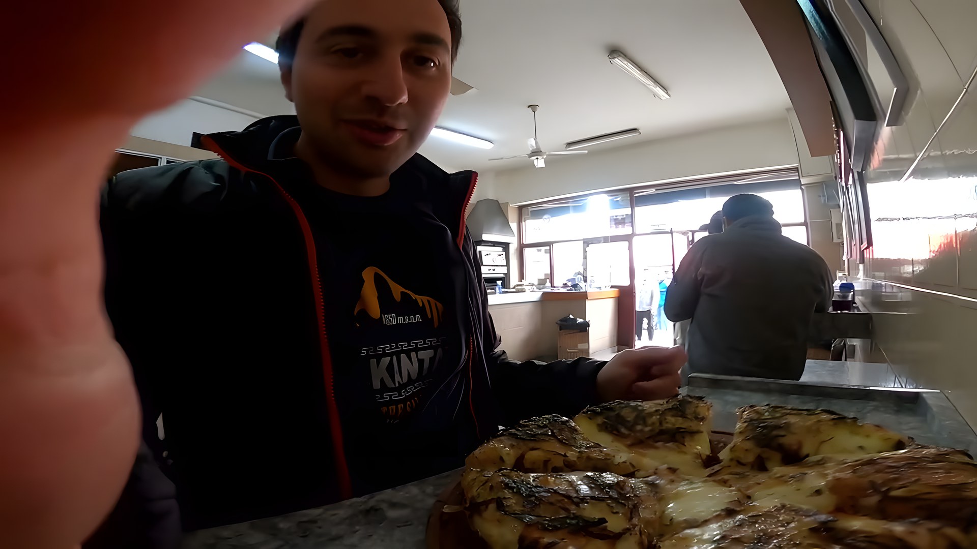 İki kat hamur ve bol mozzarella ile yapılan fugazzeta pizza