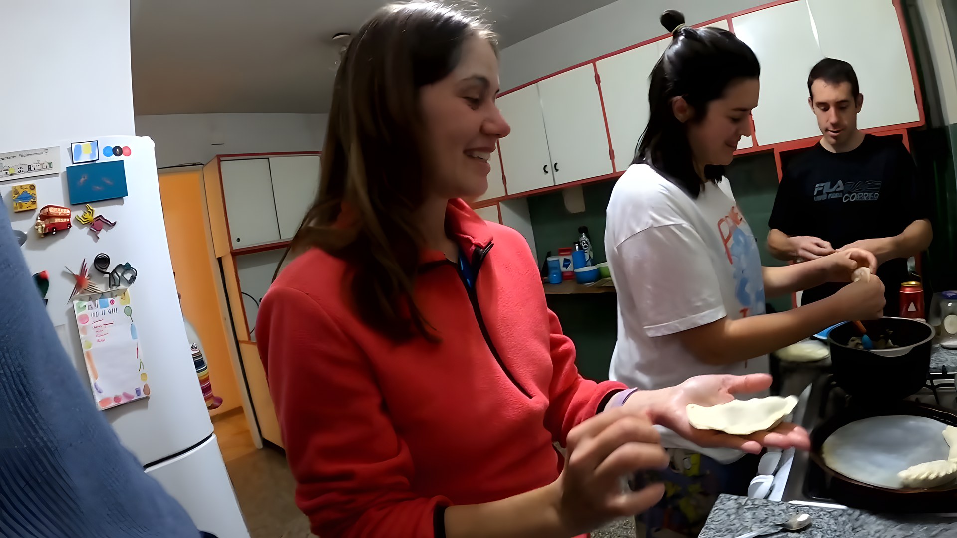 Bir ev mutfağında elde empanada hamuru şekillendirilirken